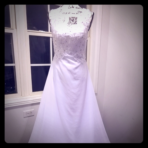 Wedding Gown (New but no tags) - Picture 1 of 4